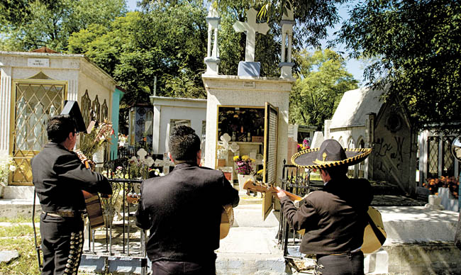 En el Panteón de Dolores, en CdMx, comenzaron desde ayer a celebrar a los difuntos. 