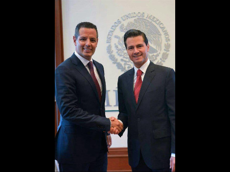 El presidente Enrique Peña Nieto recibió en Los Pinos al gobernador electo de Oaxaca, Alejandro Murat.