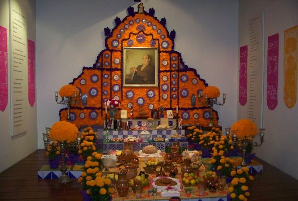 En San Ángel, el museo Casa del Risco, colocó su altar en honor al escritor Isidro Fabela, en exposición hasta el 6 de noviembre.