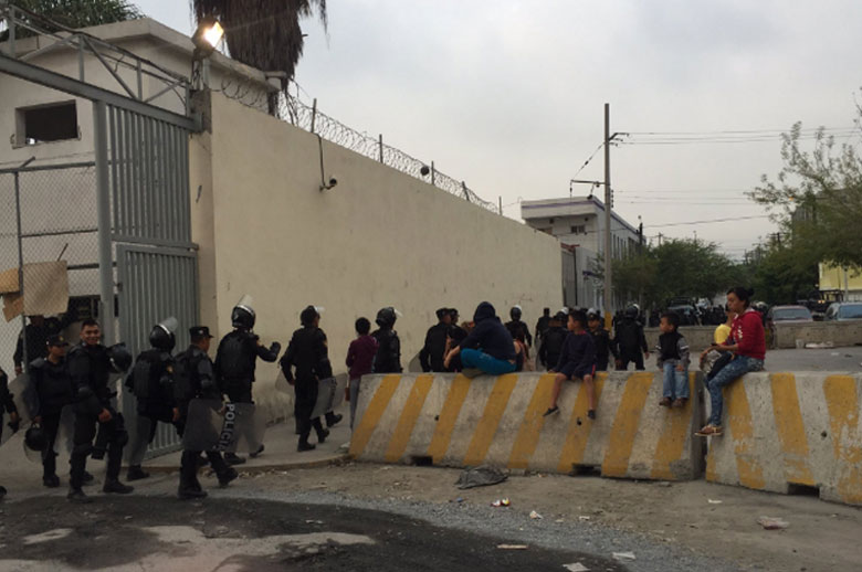 Varios policías resultaron lesionados. 