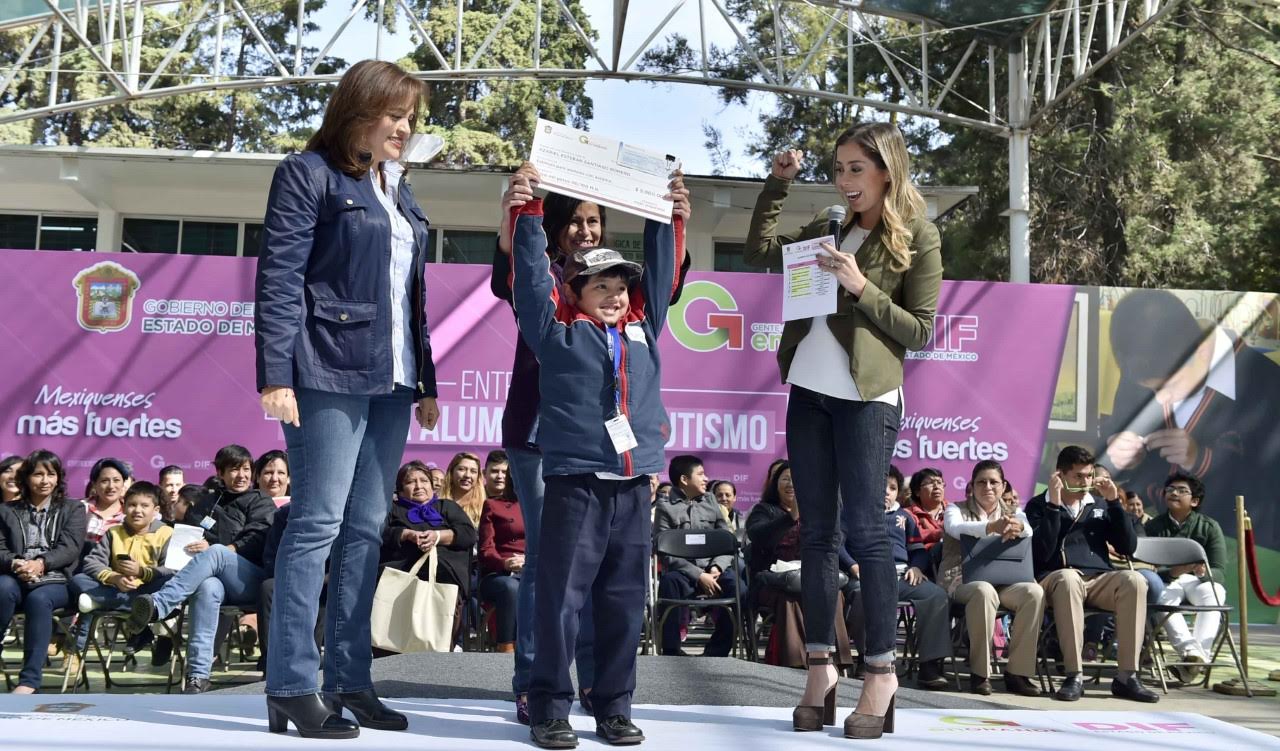 Ana Lilia Herrera e Isis Ávila en la entrega de becas.