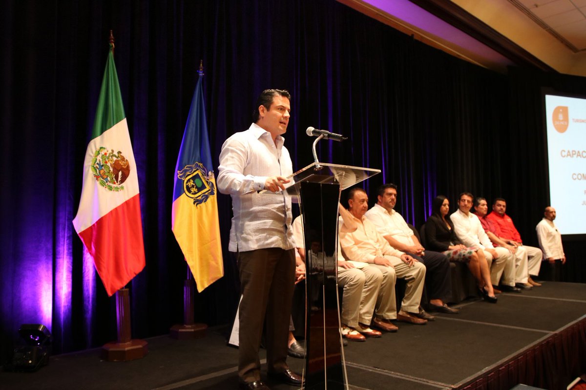 Aristóteles Sandoval entregó 28 “Distintivos H” a cuatro empresas de Puerto Vallarta.