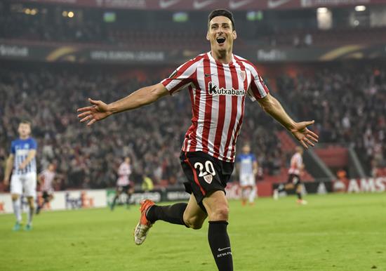 Aritz Aduriz festejando una de sus anotaciones ante el Genk  