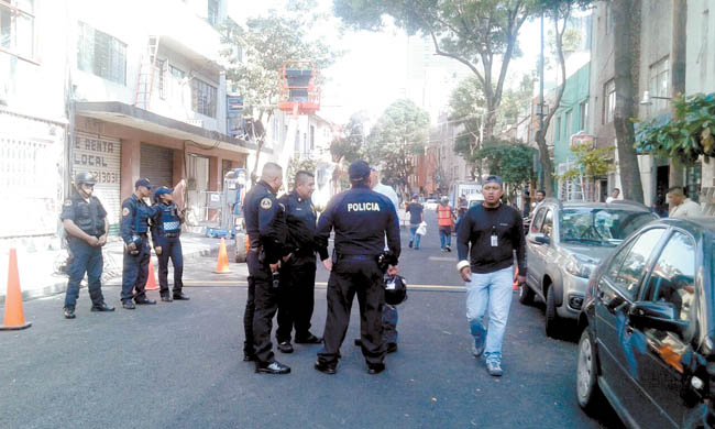 Después del incidente, policías estaban en los alrededores de la locación. 