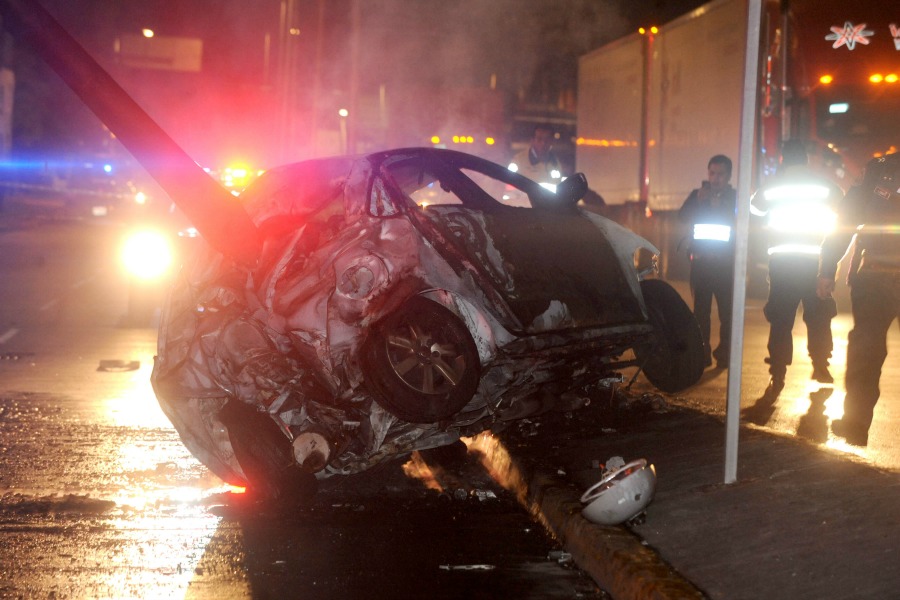 El auto dio vueltas antes de impactarse contra el poste.