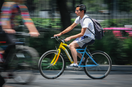 El sujeto aceleró su bicicleta cuando se percató de los uniformados.