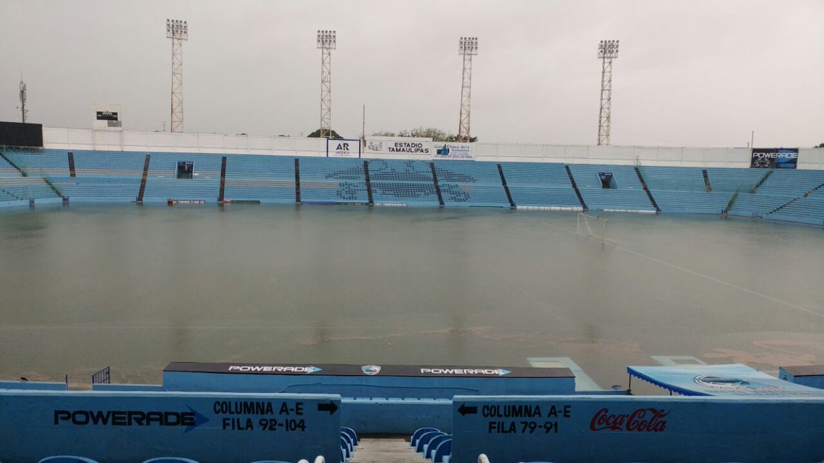 Estadio inundado