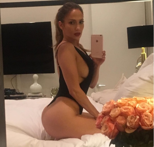 Jennifer Lopez 'enamora' con sensual fotografía.
