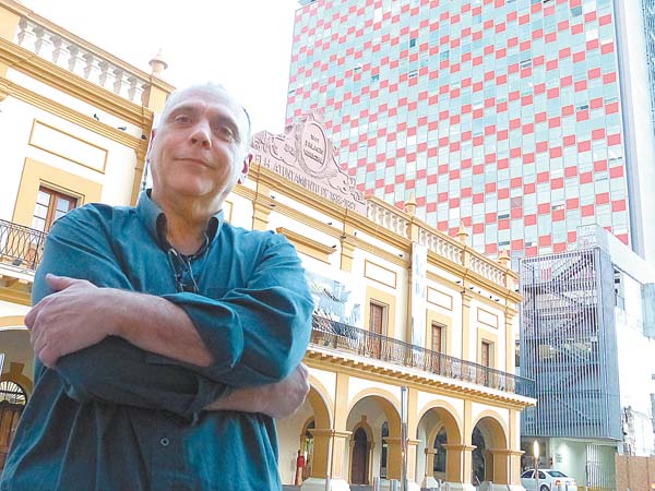 Sus obras serán exhibidas en la Casa Universitaria del Libro mañana a las 19:00.