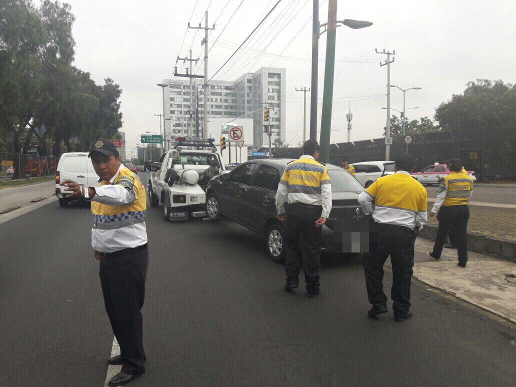 La Secretaría de Seguridad Pública aplicó un operativo contra los automovilistas que invaden el carril del Metrobús. 