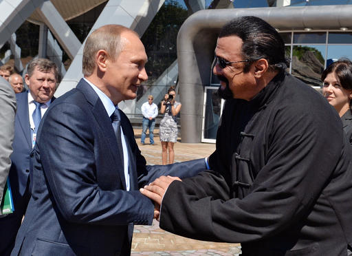 Vladimir Putin concede ciudadanía rusa al actor Steven Seagal. 