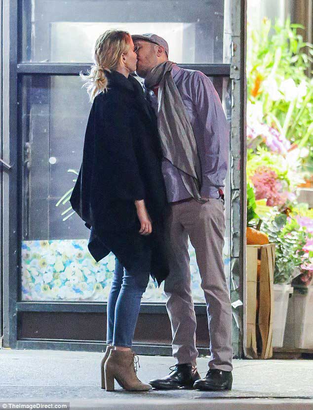 Captan beso entre Jennifer Lawrence y Darren Aronofsky.