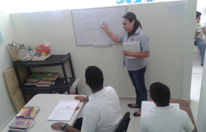 Los exámenes que envían de México no son adecuados a su discapacidad, lo que también es una barrera.