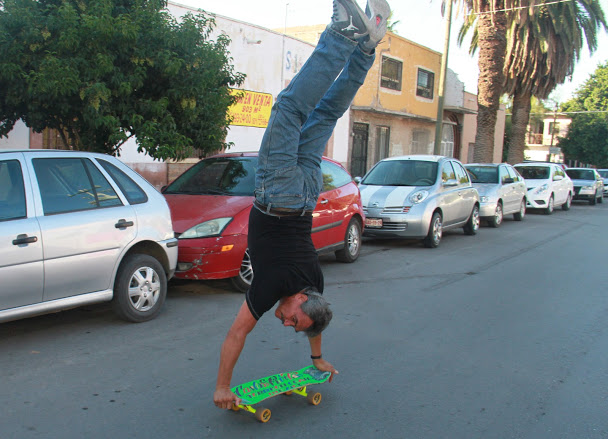 El lagunero Carlos Rivera busca romper el récord Guinness de mayor distancia recorrida en patineta parado de manos.