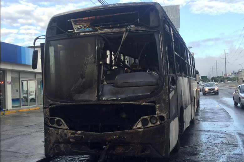 Más de tres máquinas de Bomberos del Estado acudieron para sofocar el incendio.