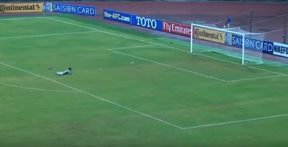Momento en el que el portero se deja caer para no llegar al balón 