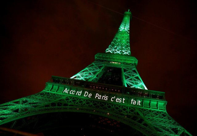 La Torre Eiffel y los monumentos más importantes de Francia se iluminaron de verde y proyectaron la leyenda "El Acuerdo de París es un hecho".