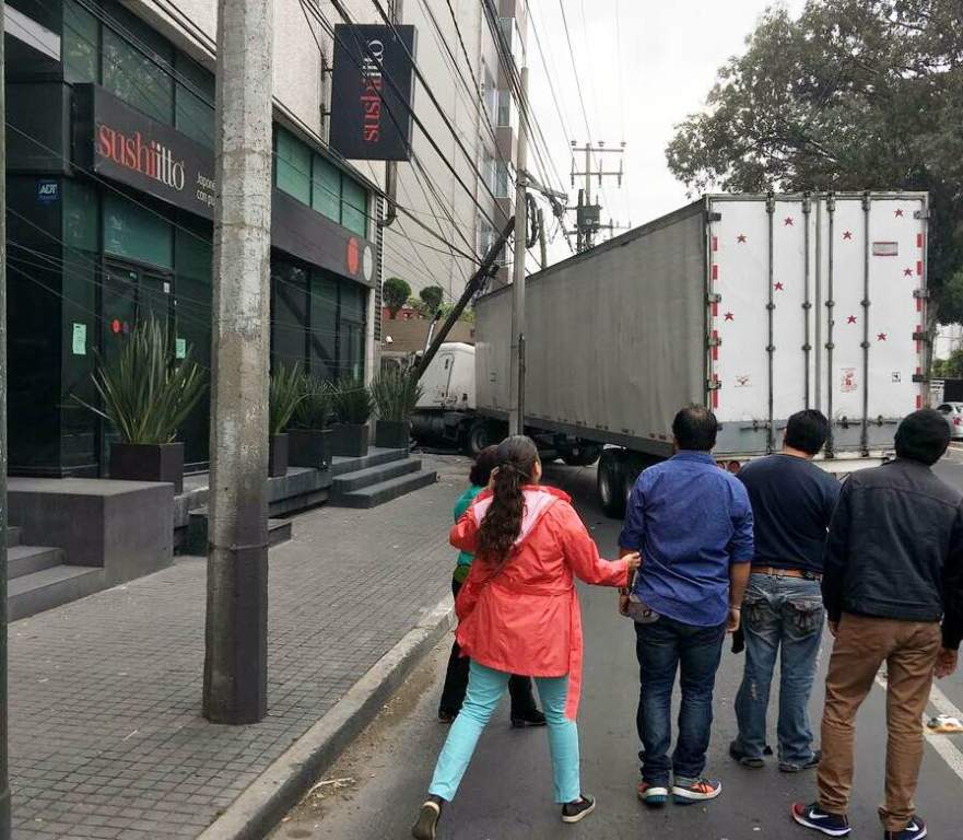 El tráiler chocó contra un edificio y un poste de luz en la calle de Mariano Escobedo, a la altura de Copérnico. 