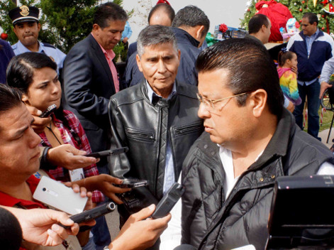 El alcalde de Ciudad Juárez, Armando Cabada Alvídrez, recorrió diversos sectores donde se registraron inundaciones y ordenó apoyar a las familias de l