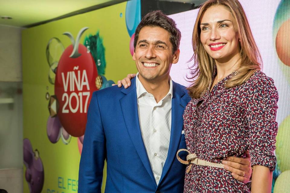 Carolina de Moras y Rafael Araneda, los conductores de la fi esta.