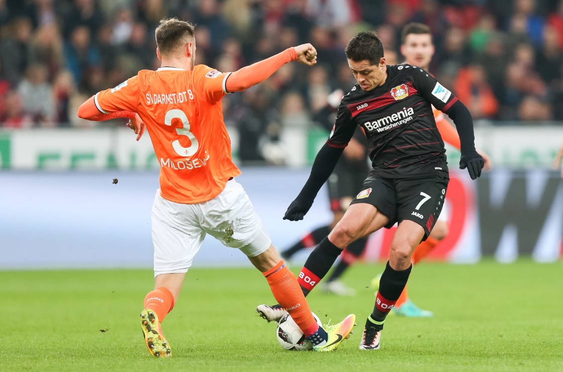 Chicharito peleando el balón en el encuentro contra SV Darmstadt