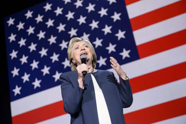 A sólo tres días de la contienda electoral, la candidata demócrata, Hillary Clinton, mantiene una ventaja de tres puntos sobre su rival, Donald Trump.