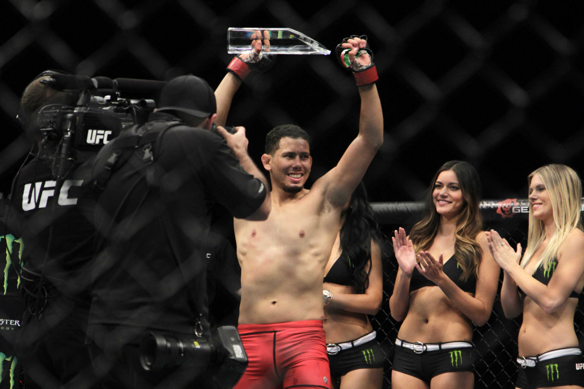 Martín Bravo triunfó en UFC The Ultimate Fighter al derrotar por nocaut técnico a Claudio Puelles