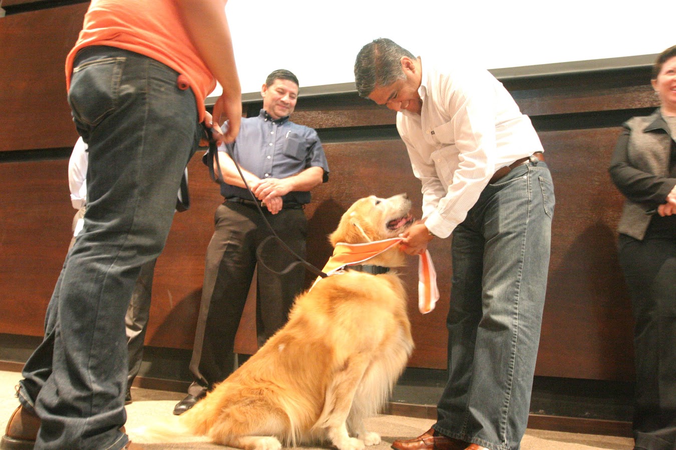 Los perros generan una sensación agradable en las personas que acuden a las terapias y ayuda a desarrollar sus habilidades sociales.