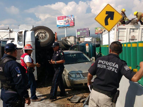 Reportan cinco lesionados tras la volcadura del camión de carga que arrastró a varios automóviles, en el denominado Paso Express, dos de ellos fueron 