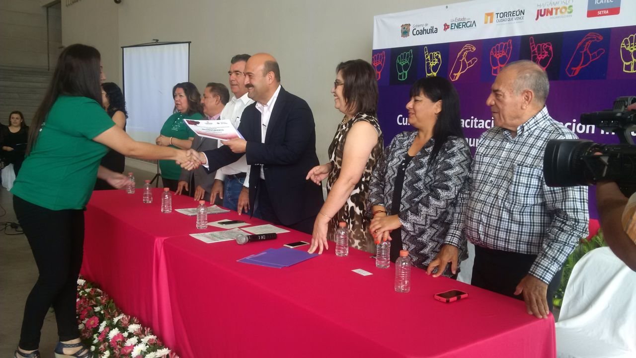 Se gradúan 49 laguneros en el Lenguaje de Señas Mexicana.
