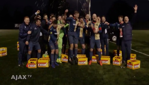 Ajax regala cervezas a equipo de Tercera División