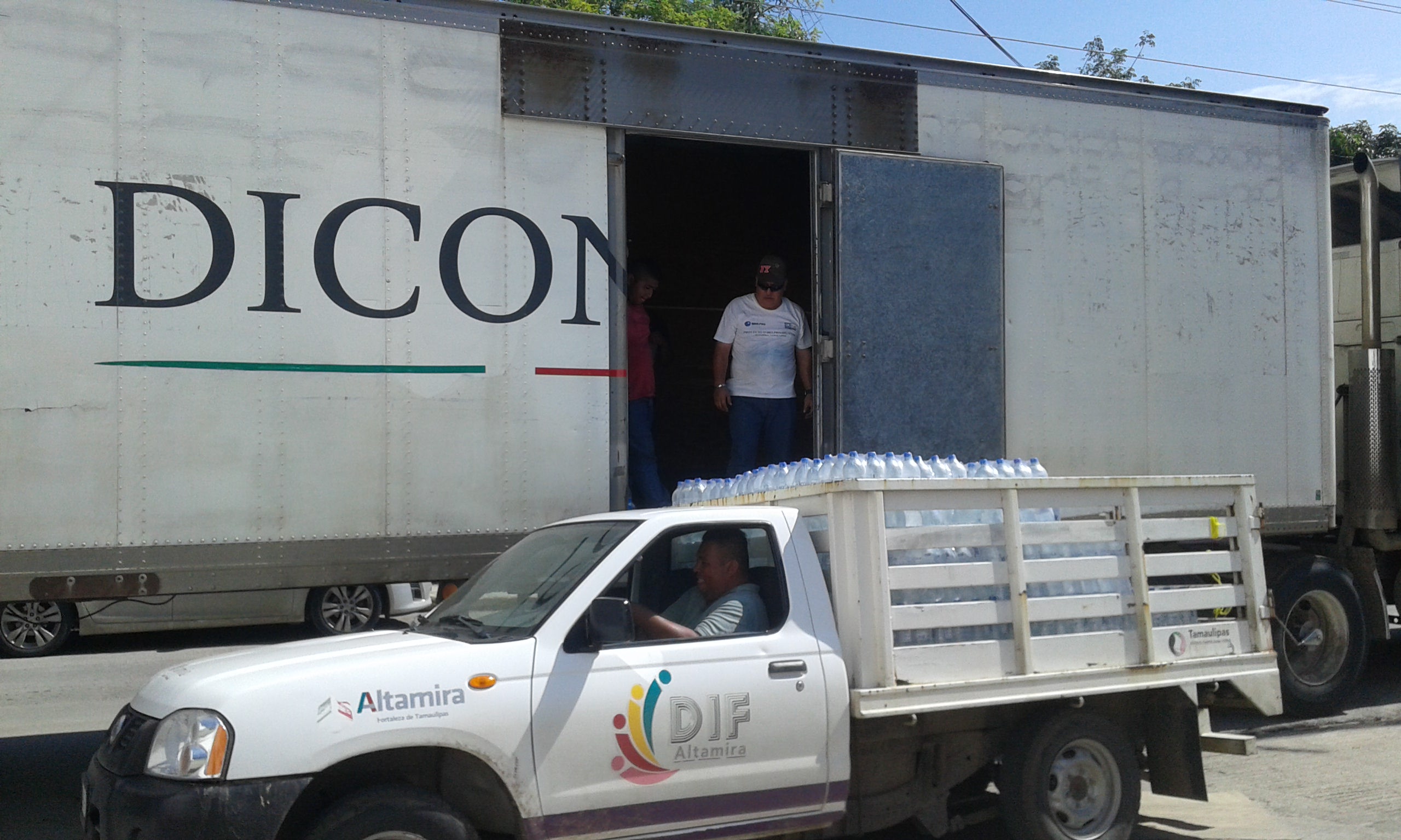 Alimentos entregados por Sedesol a población afectada por las lluvias. 