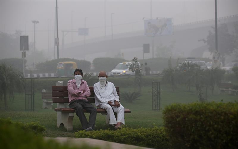 Nueva Delhi es considerada una de las ciudades más sucias del mundo ascendiendo a 900 microgramos de partículas contaminantes PM2.5 por metro cúbico.