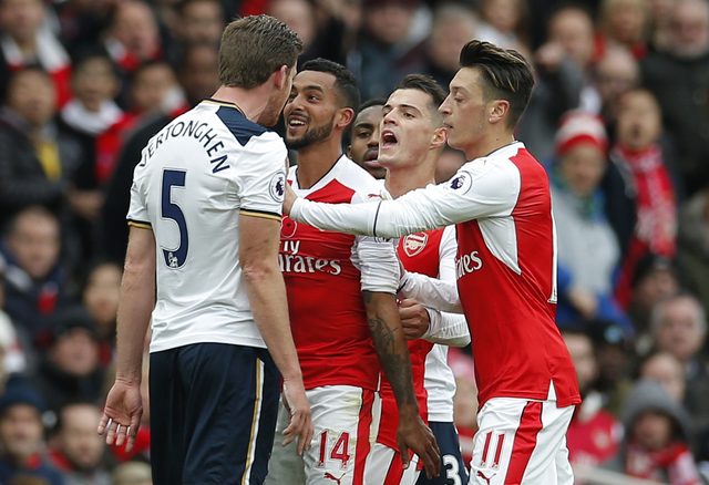 Jan Vertonghen encarando a Theo Walcott 