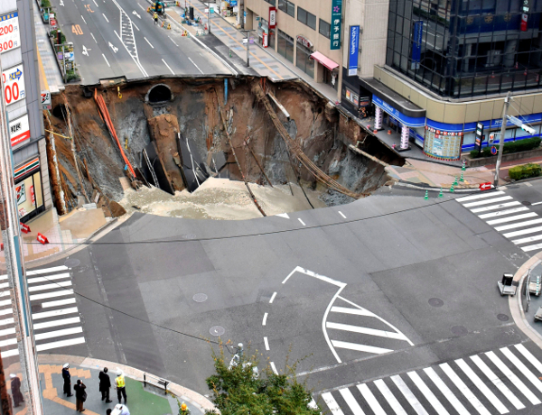 Las autoridades de Fukuoka, quinta mayor ciudad de Japón (1,4 millones de habitantes), sospechan que el hundimiento ha sido provocado por las obras pa