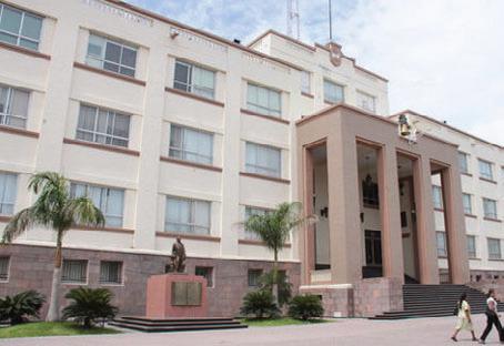Constructores consideran como excesivo el sueldo en gobierno.