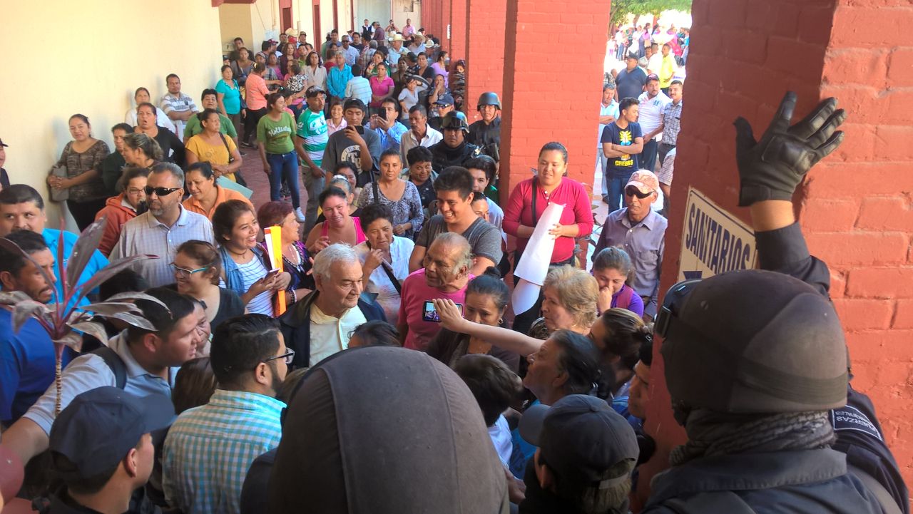 En Lerdo, habitantes de las Villas se manifestaron en la Alcaldía.