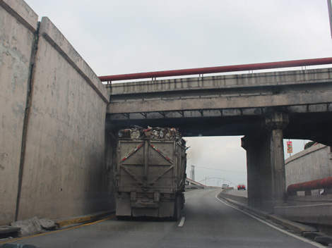 De acuerdo con la normativa, los vehículos pesados deben transitar por el lado derecho de una avenida. 