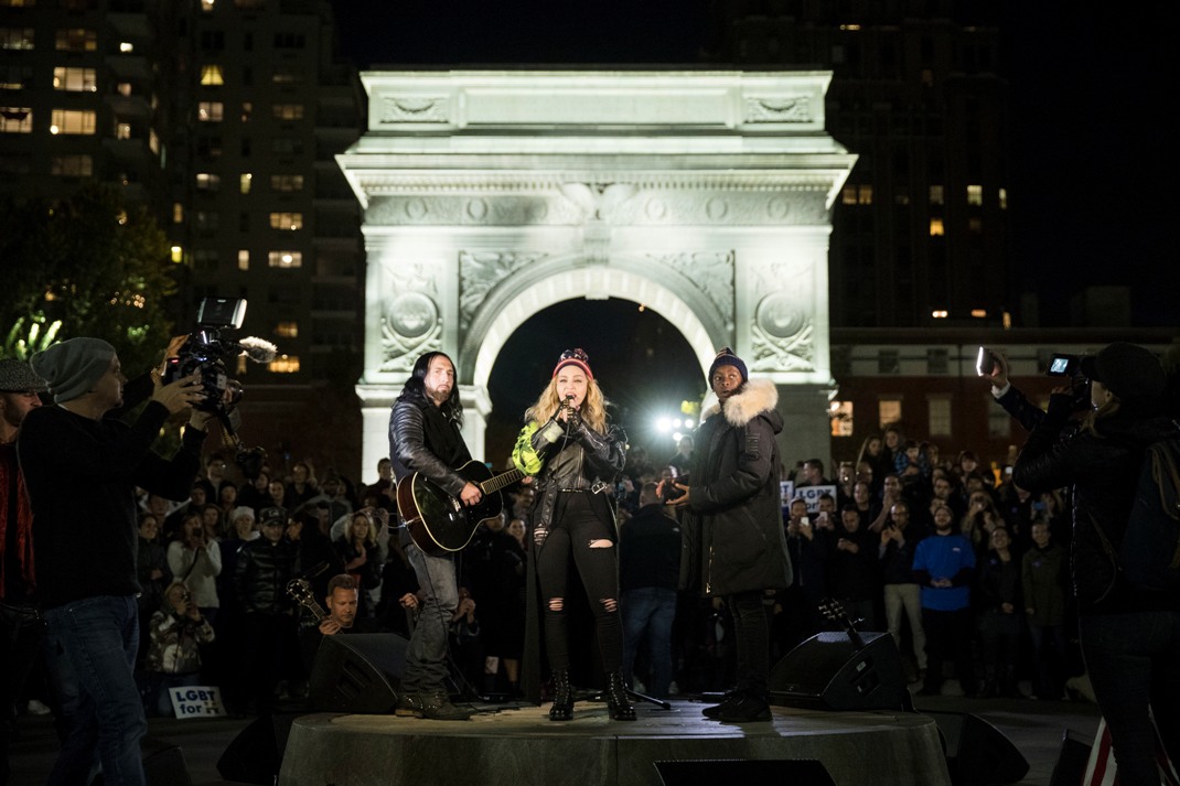 La Reina del Pop se presentó por sorpresa en el Madison Square Garden en apoyo a Hillary Clinton. 