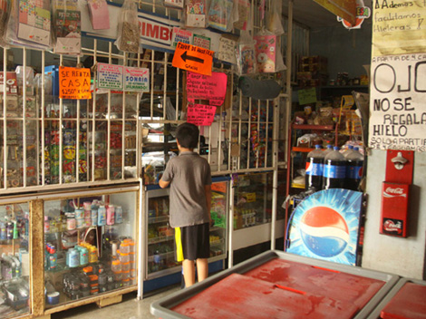 Una tienda de abarrotes permanece enjaulada tras varios asaltos al establecimiento.