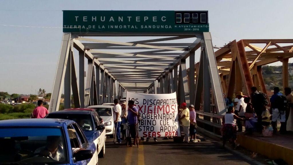 El bloqueo esta en la carretera panamericana Oaxaca-Tehuantepec, a la altura del Puente de Fierro.