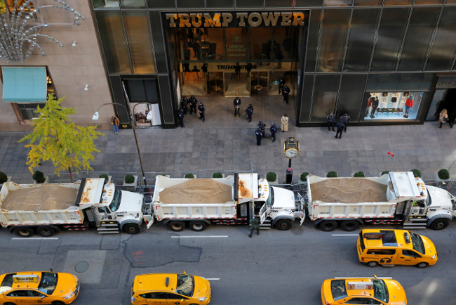 Los camiones con arena fueron colocados como barricadas en la Torre Trump.