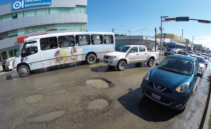 Los conductores tienen que esquivar los hoyancos, aumentando el riesgo de accidentes.