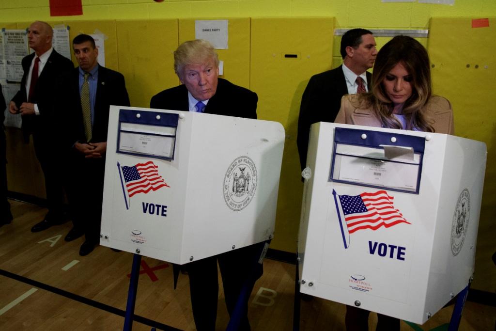 Donald yMelania Trump acudieron a votar en una secundaria de Manhattan.