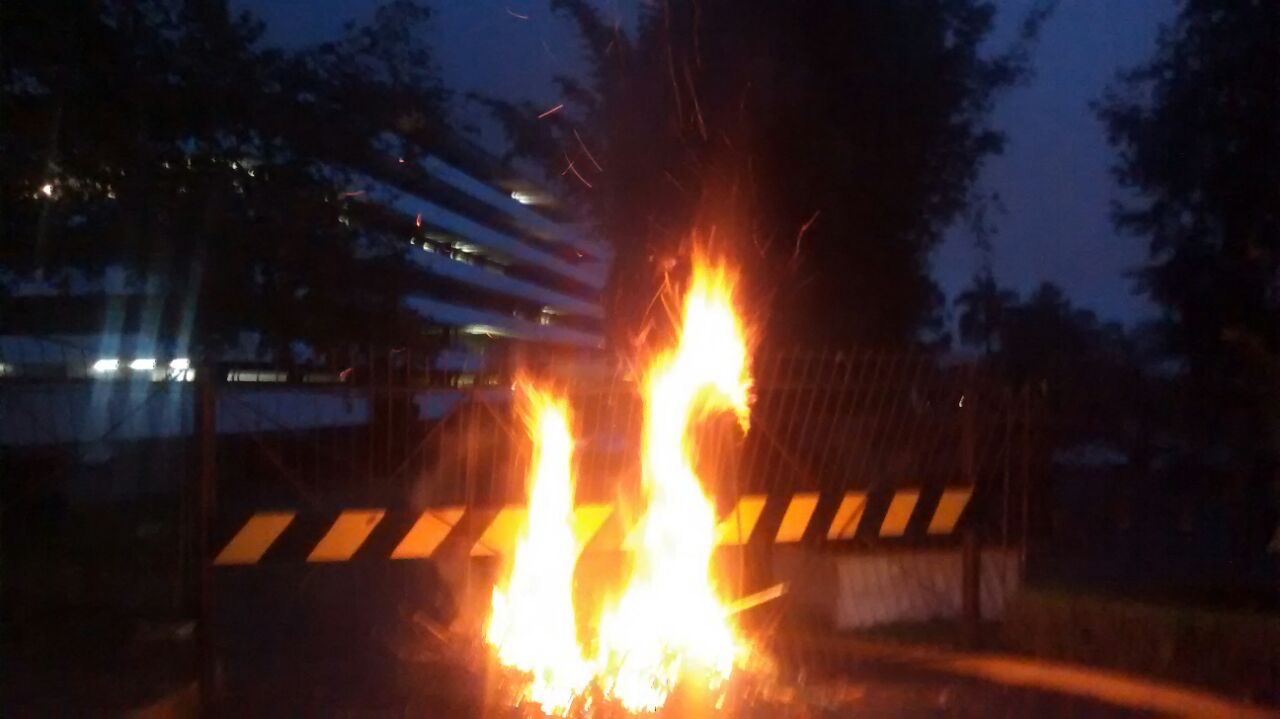 Los habitantes quemaron unas ramas de árboles en el acceso a la Secretaría de Finanzas de Veracruz.