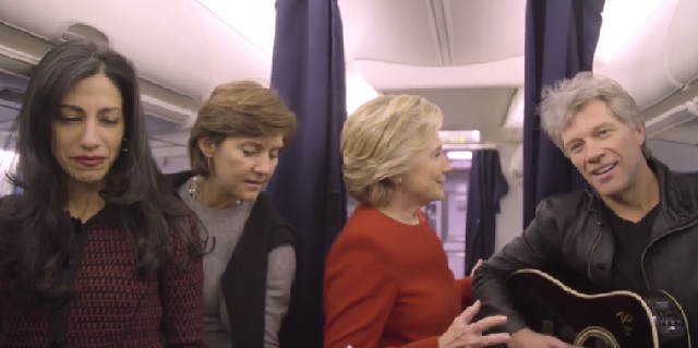 Hillary Clinton llama a votar a través de su cuenta de Twitter. 