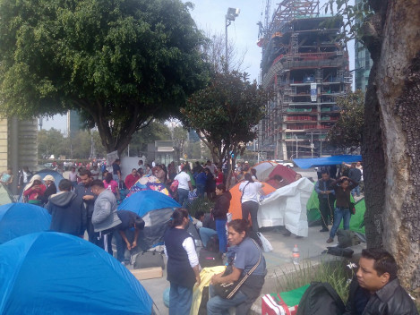 Maestros y enfermeras de la secció n 35 del SNTSS se instalan afuera de la Secretaría de Salud en la Ciudad de México.