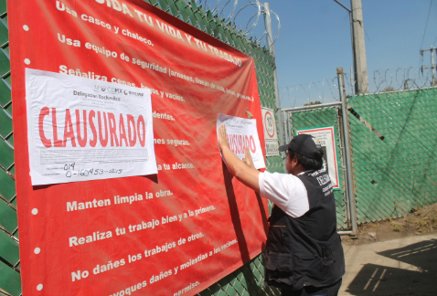 Personal de la delegación Xochimilco colocó sellos para suspender cuatro grandes construcciones.