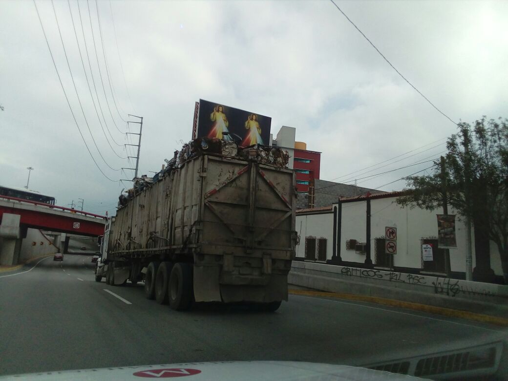 La postura del gobierno es reducir los accidentes causados por la circulación de camiones full. 