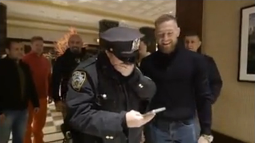 El peleador Conor McGregor con su aficionada policía